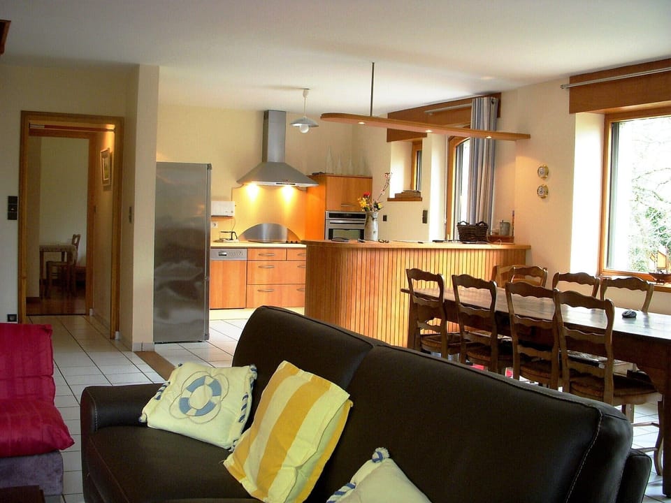 Sitting room, bar and kitchen area