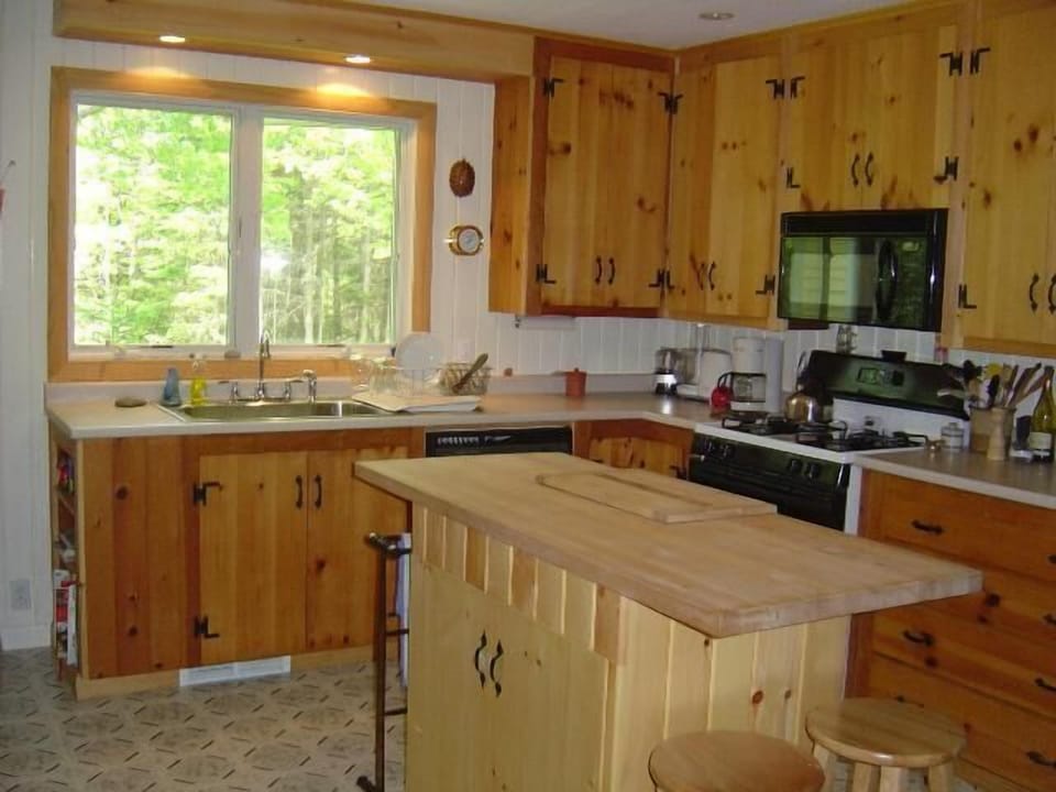 partial view of kitchen