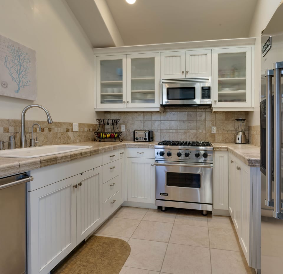 Well lit kitchen with new Viking range/oven