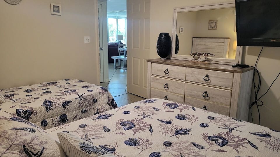 Bedroom with queen and twin size beds 