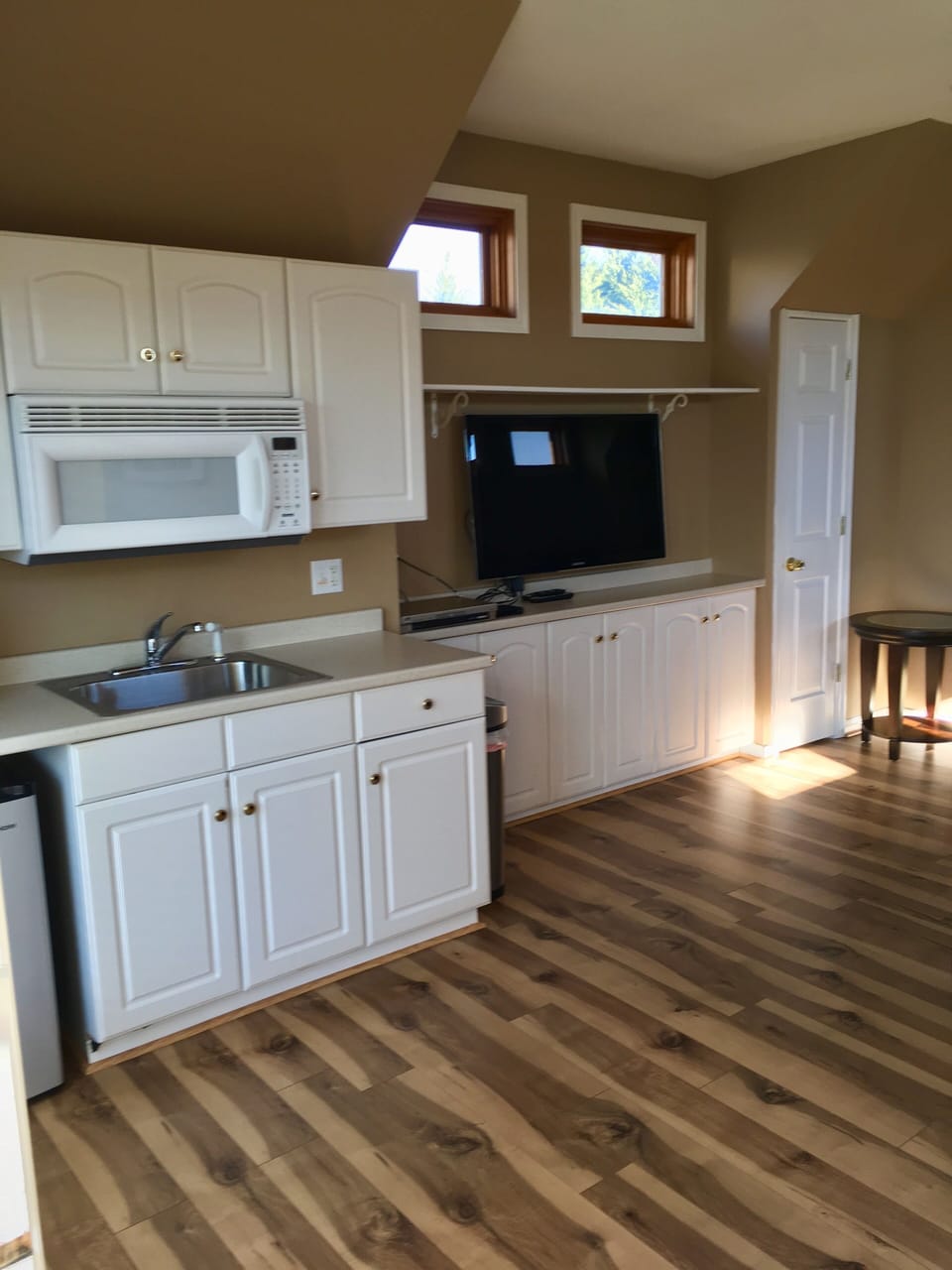 TV w/cable, VCR (movies not included)