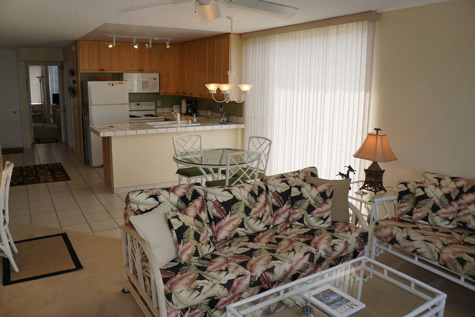 Living to dinning this condo has it all. You will feel at home while on Island