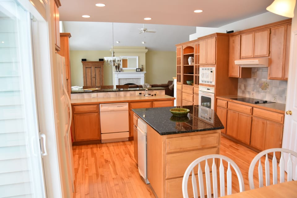 D/W, Trash Compactor, Stovetop, Oven, Microwave, Pantry, Sep Dining, STORAGE