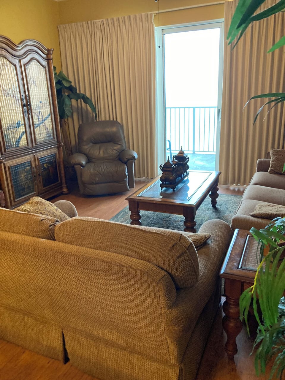 Living Room with ample sitting space, recliner replaced with leather chair