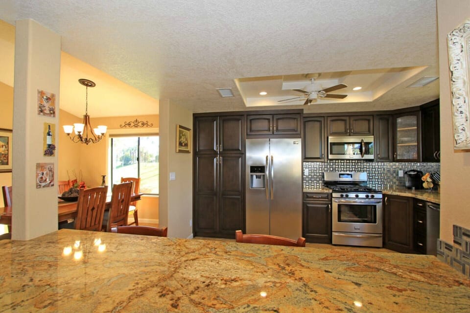 Breakfast Bar between Kitchen and Living Room