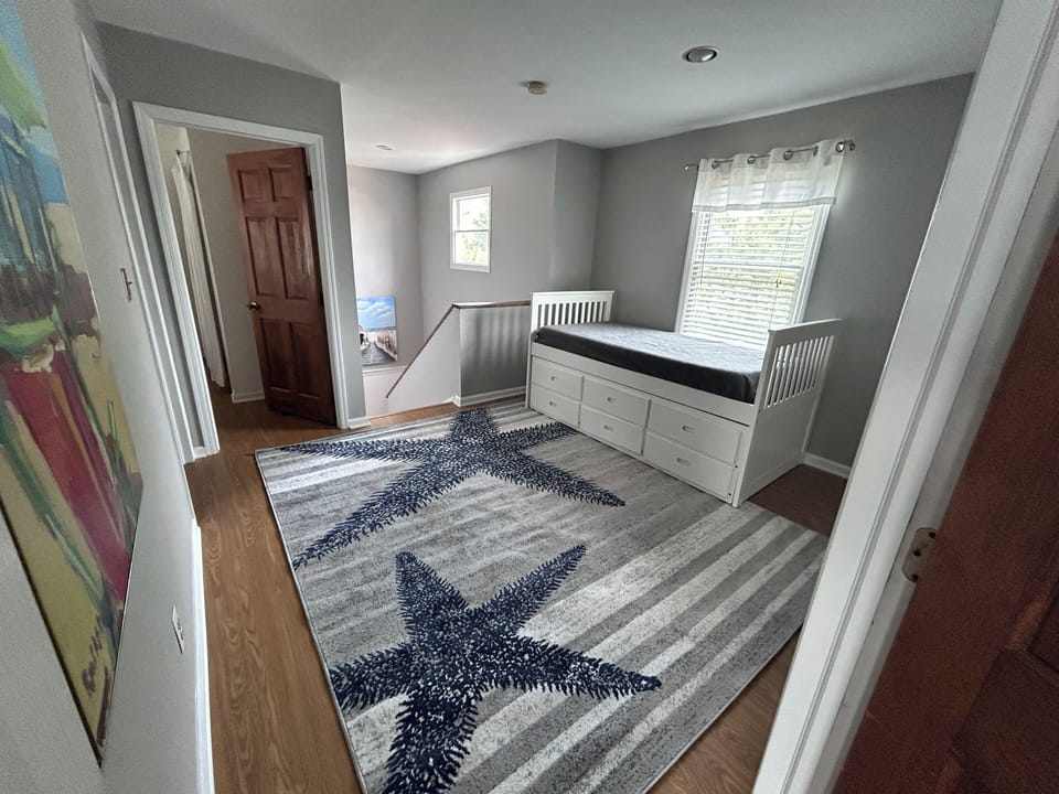 Foyer with Daybed and Trundle