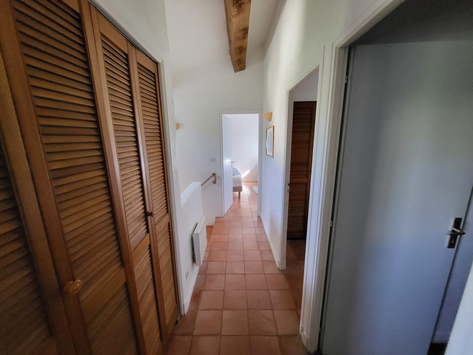 Couloir reliant les 3 chambres et la salle-de-bains, avec penderie, 1er étage