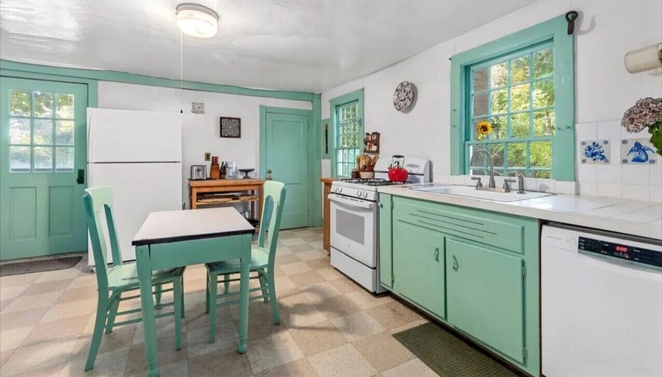 Eat-in kitchen