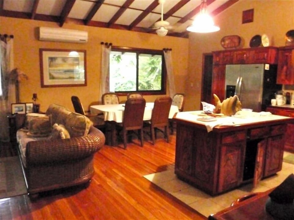 Livingroom, kitchen and dining area.