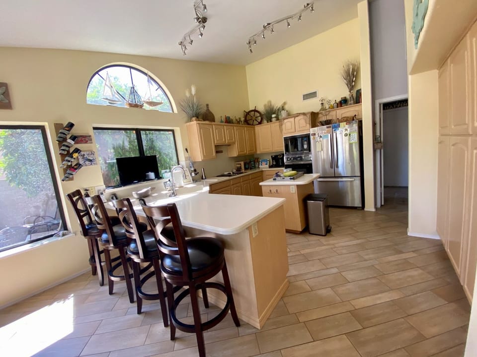 Large open kitchen w/ 4 swivel bar stools