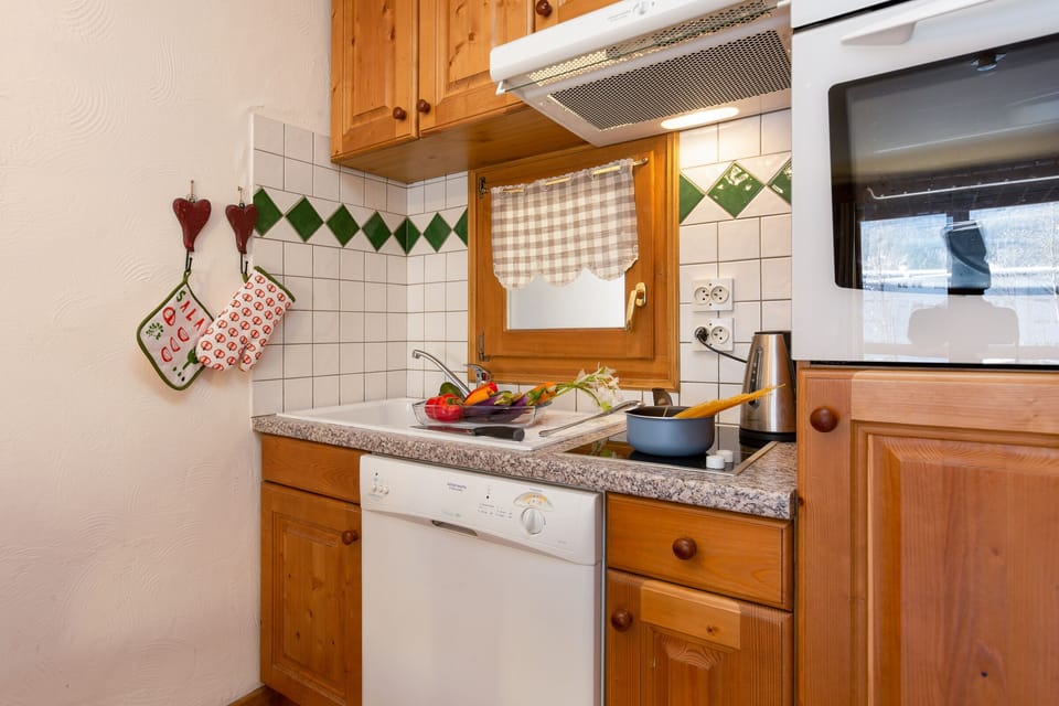 Fully equipped Kitchenette with oven and dishwasher