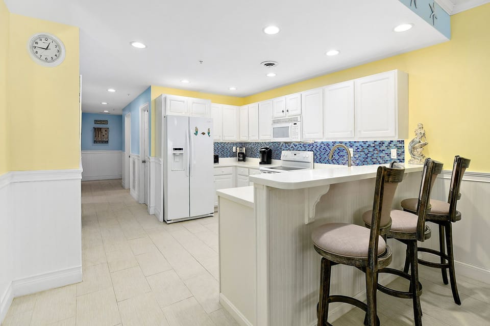 Fully equiped kitchen with breakfast bar. 