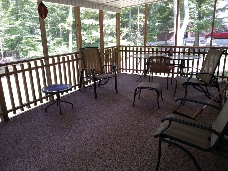 Screened in Patio - Dining area or seating for 6