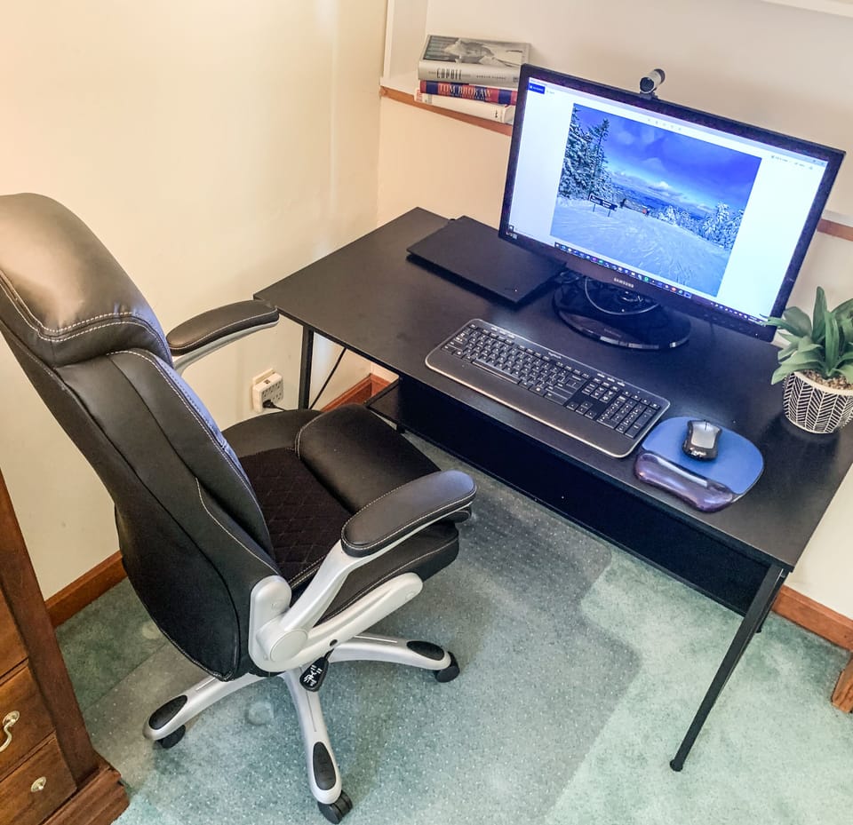 Office nook in spare room with twin bed. Monitor with HDMI & VGA included. 