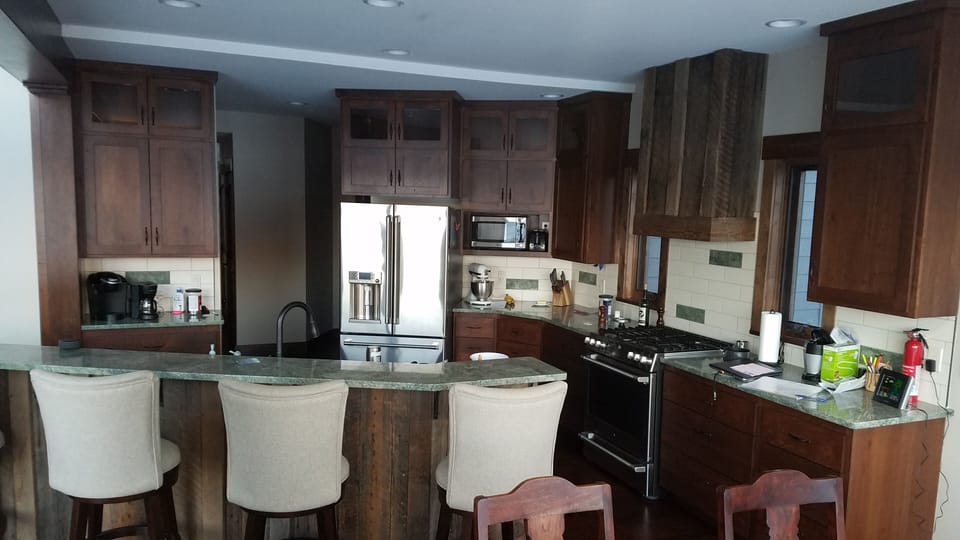 Large Kitchen, eating bar.