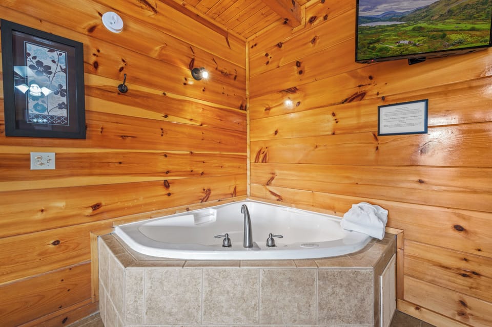 Main floor king bedroom with jacuzzi tub.