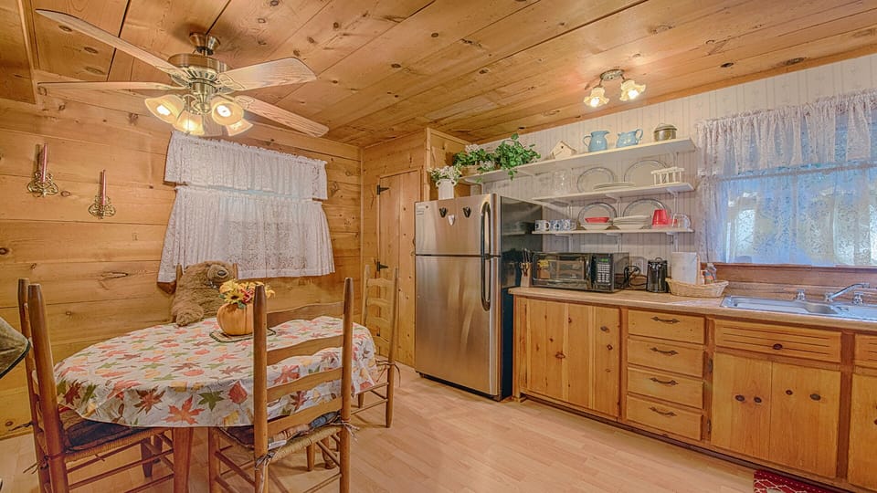 dining for 4 and kitchen area
