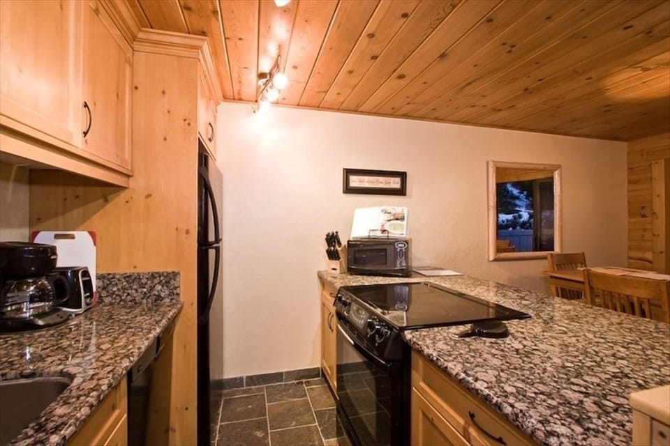 Electric smooth-top range, Bosch dishwasher, Frig with ice maker