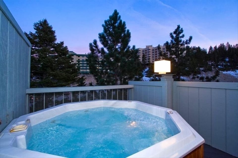 Outdoor jetted spa overlooking the ski mountain & stars! 104 degrees!