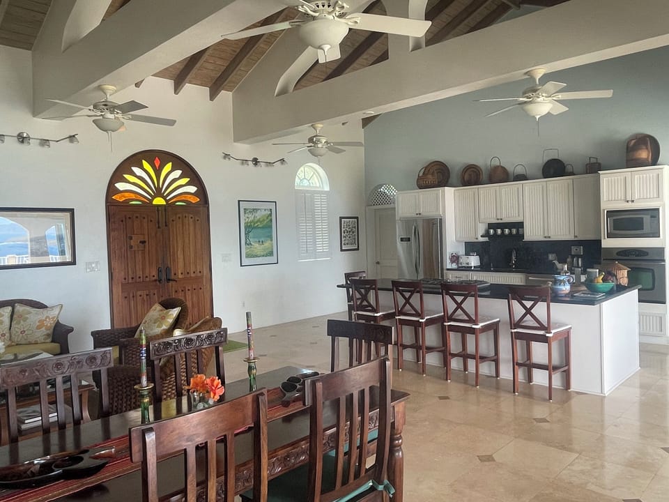 Dining area & kitchen