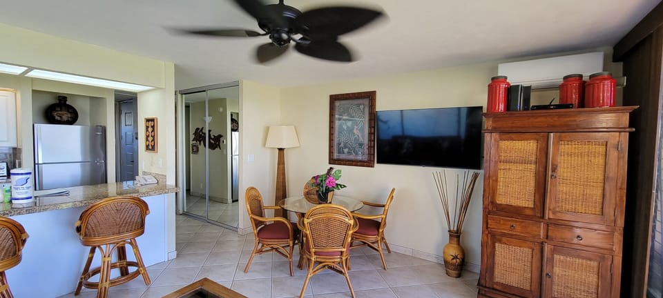 55" SMART TV, SPLIT AIR CONDITIONING, DINING TABLE SEATS 4, BREAKFAST BAR