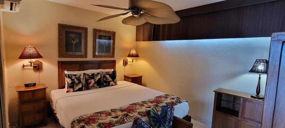 BEDROOM, WOVEN WOOD WINDOW COVERINGS, SPLIT A/C, NEW KING FIRM MATTRESS
