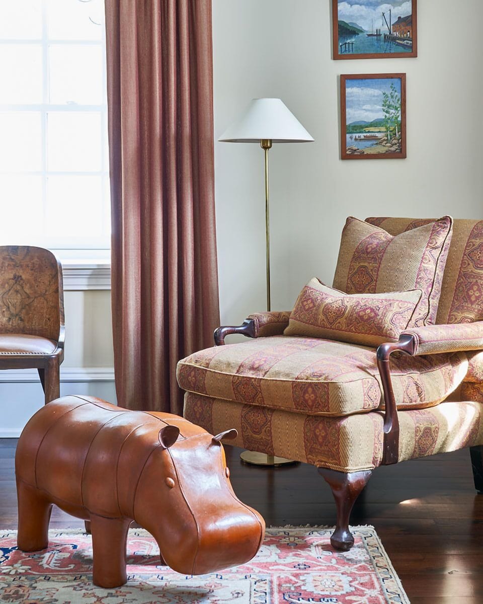 Guestroom 2 seating area