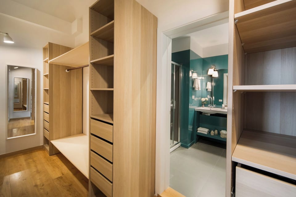 Walk-in closet en suite to bedroom 1