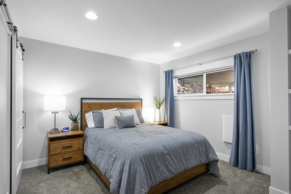 Lower Floor Queen Bed Room