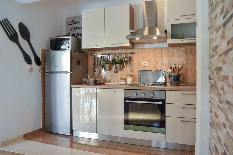 Kitchen.
Cutlery for 6 persons.