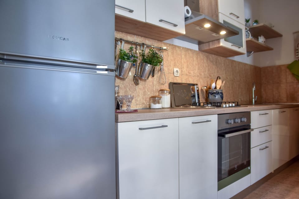 Kitchen.
Cutlery for 6 persons.
