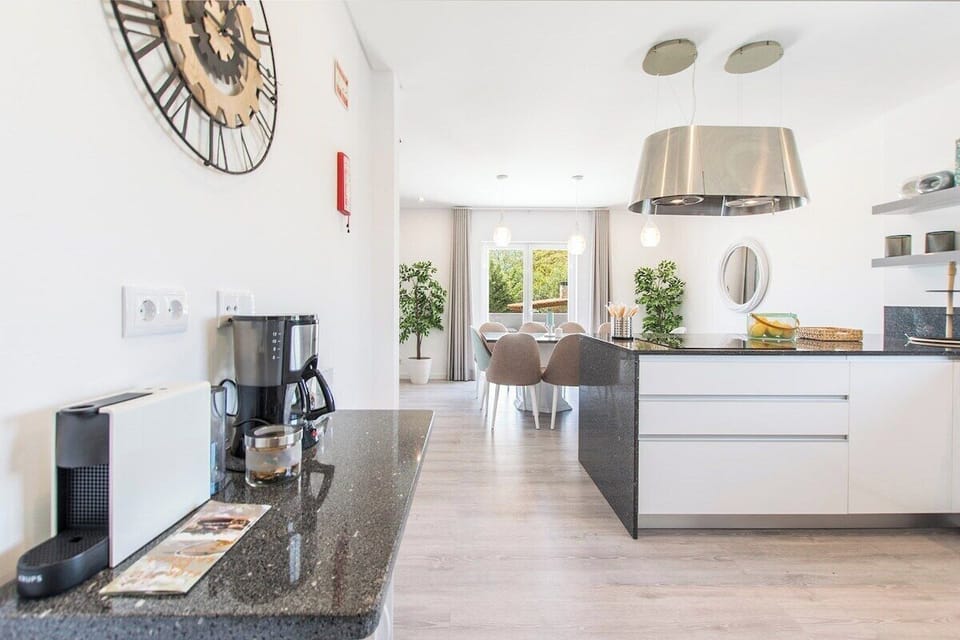 Spacious and fully spacious kitchen with access to the living room.