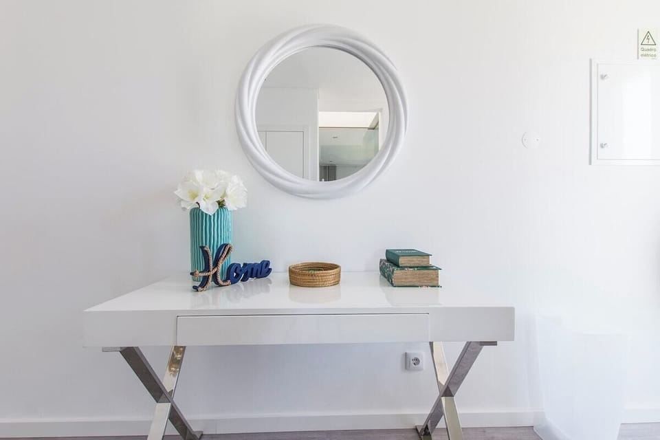 Minimalist entryway console with circular mirror — Villa Juliana, holiday villa in Loulé