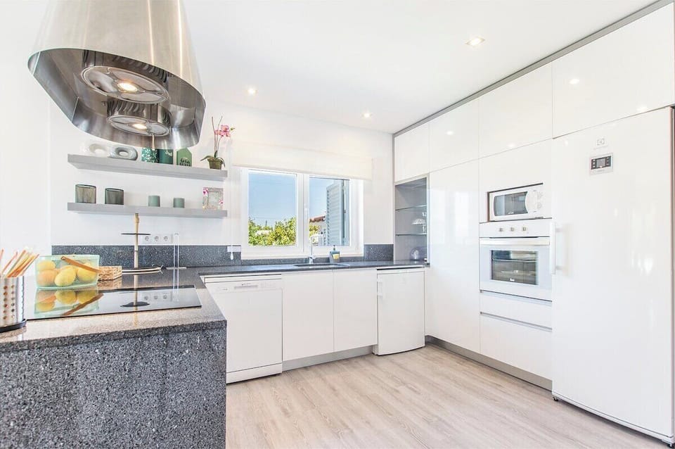 Modern white kitchen with granite countertops — Villa Juliana, holiday villa in Loulé