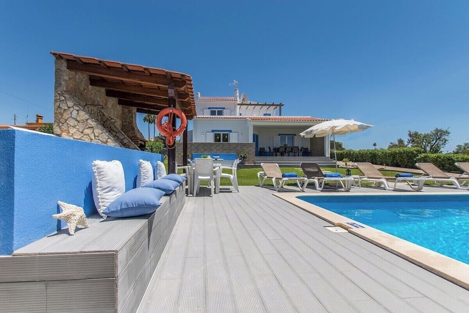Private pool and sun terrace with loungers — Villa Juliana, holiday villa in Loulé