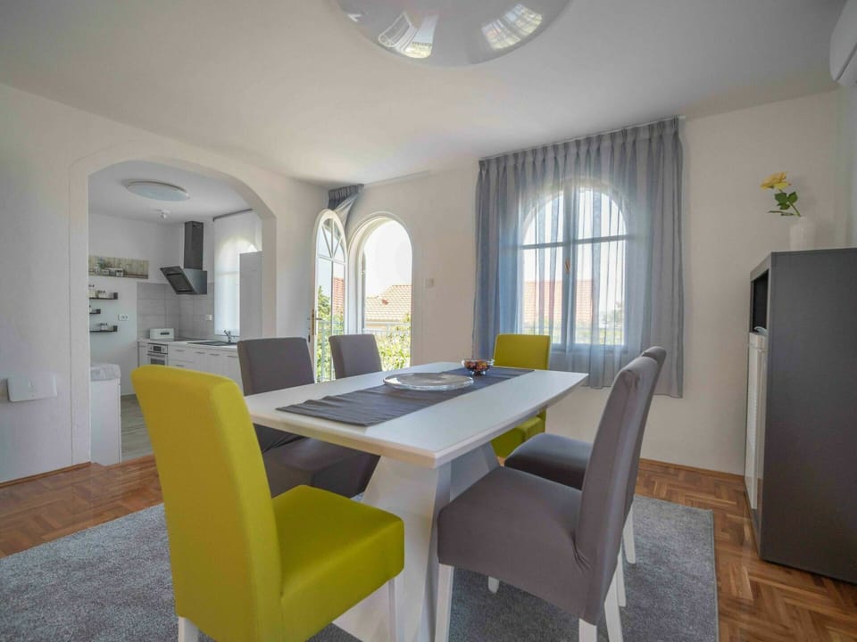 Table, Furniture, Property, Window, Chair, Building, Couch, Desk, Interior Design