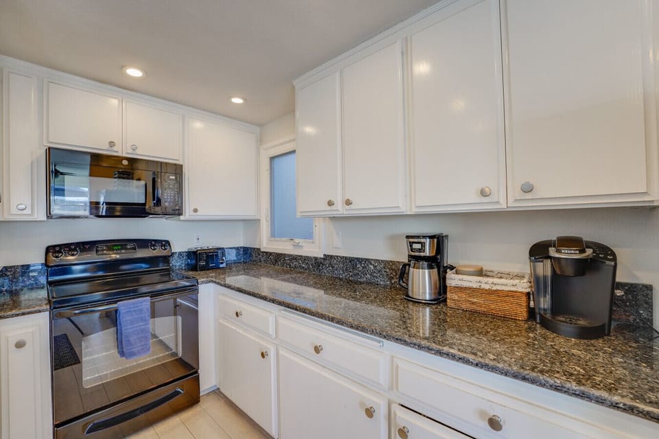 Front Unit: We set the kitchen up with everything you need to prepare a meal at home!