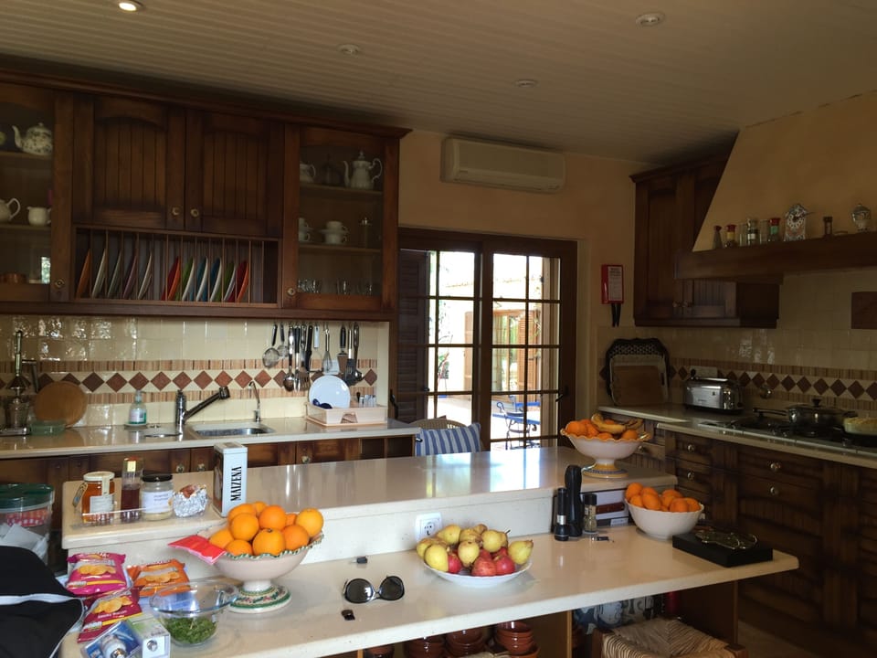 Kitchen with island - multi cooks . 