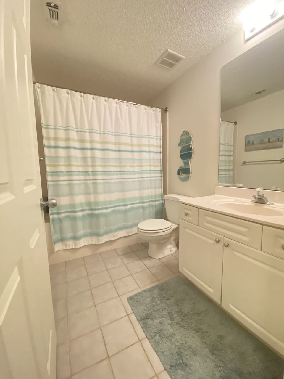 Bathroom 2 with tub/shower
