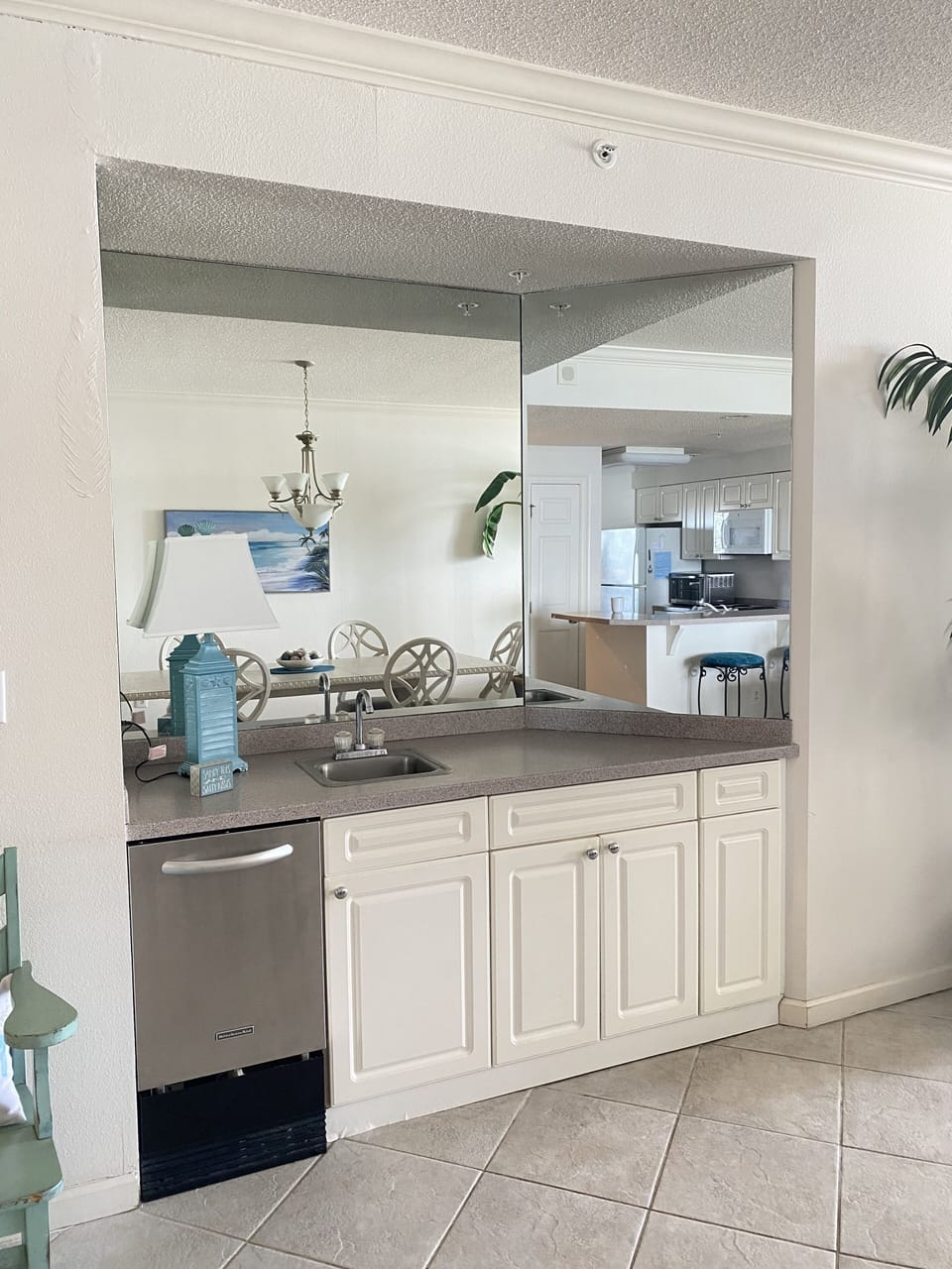 Wet Bar (with ice maker)