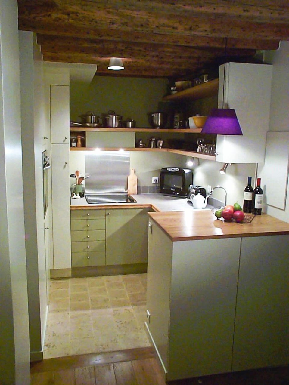 The charming, well-equipped kitchen
