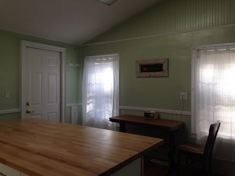 Kitchen sitting area