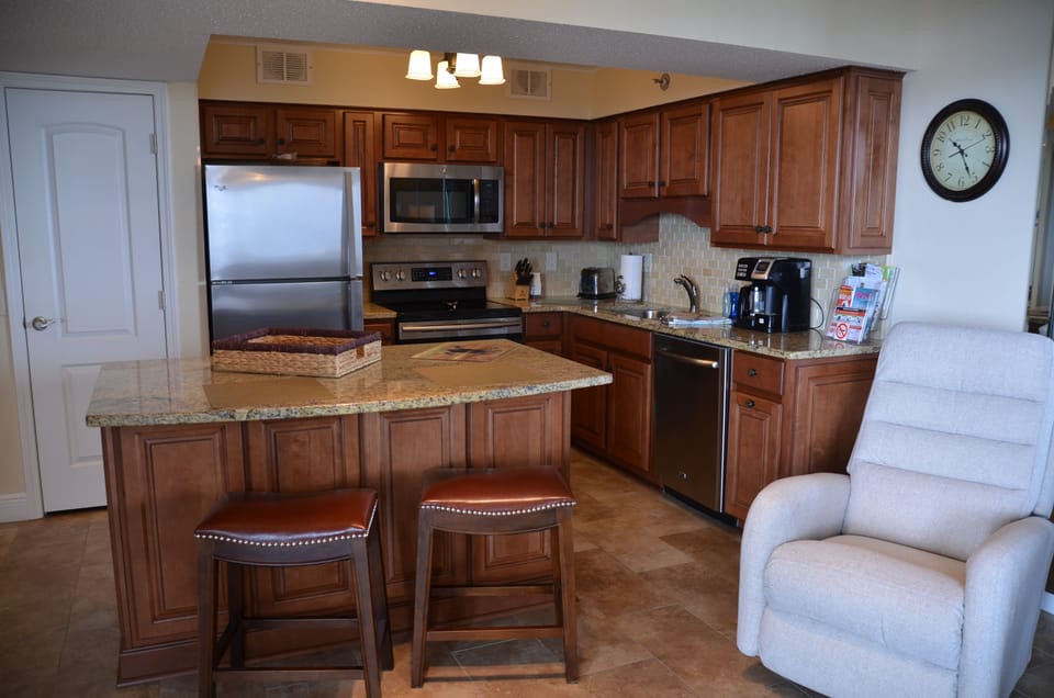 Additional dining area on island.
