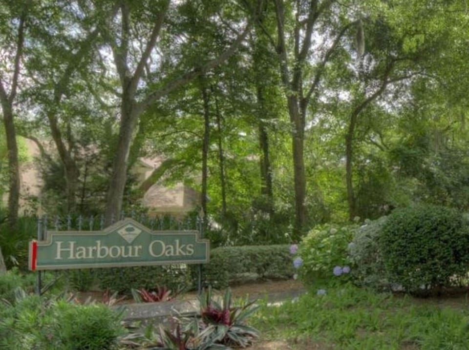 Harbour Oaks Entrance