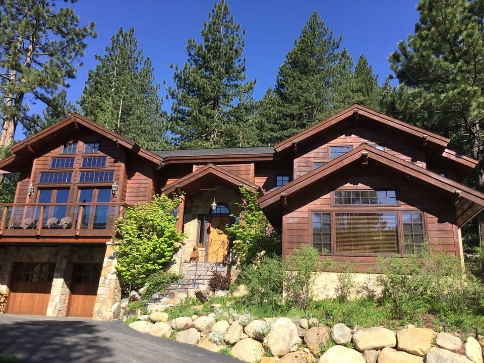 Please come stay at this terrific mountain home!