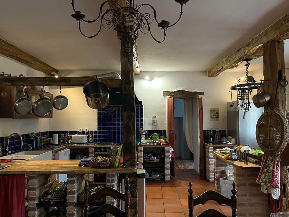 Chef's kitchen, with dining table / Cuisine de chef avec table (8-10 personnes)
