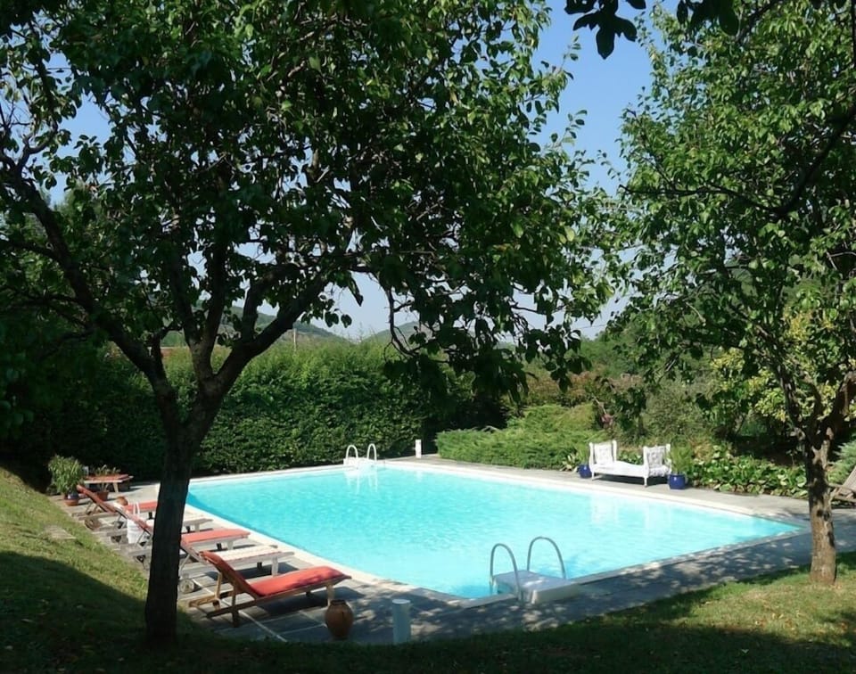 Relaxing on the chaises longues by the pool / On se détend à côté de la piscine