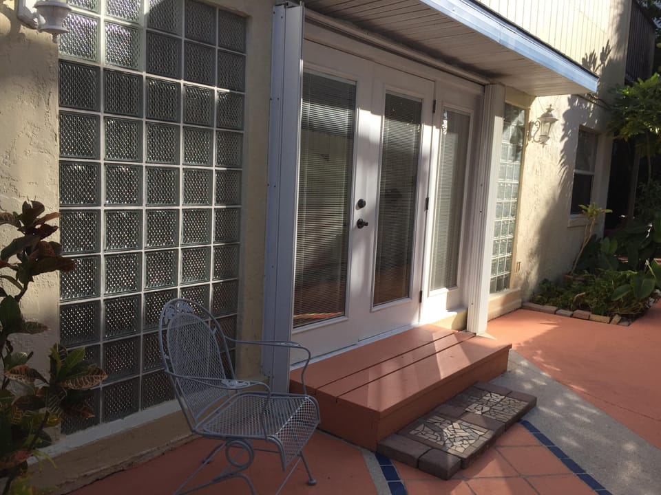 Side entrance to unit