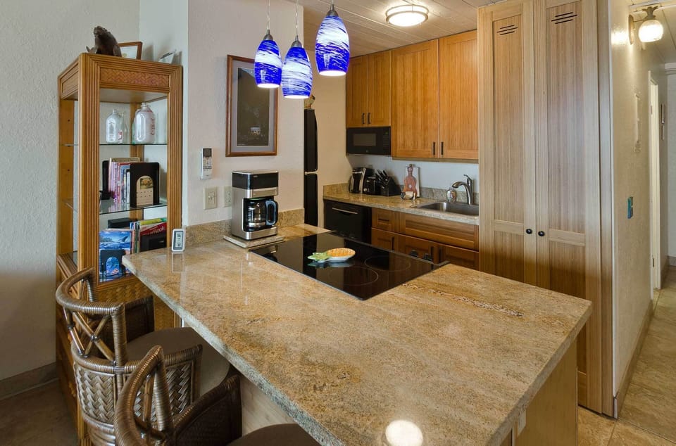 Full kitchen w/ refrigerator, dishwasher, microwave, ceramic stove, coffee maker