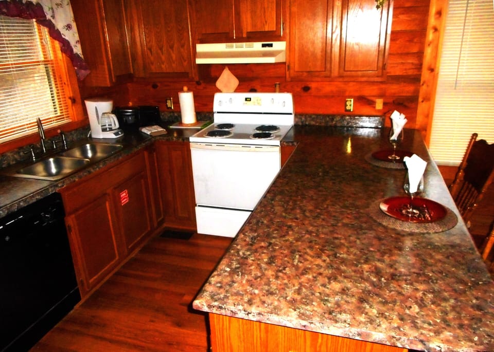Fully Stocked Kitchen w/Fridge Dishwasher Oven microwave Coffeemaker Waffle Iron